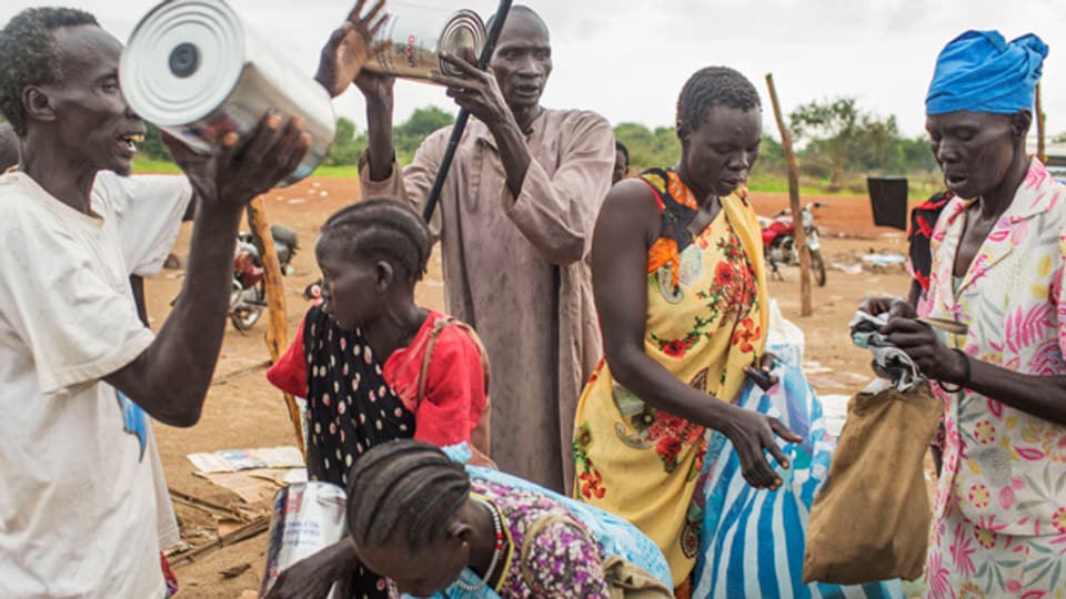 Sudanesische Flüchtlinge nehmen Hilfsgüter dankbar entgegen.