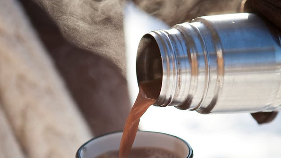Tee- oder Kaffeeränder in Thermosflaschen lassen sich mit einfachen Mitteln beseitigen.