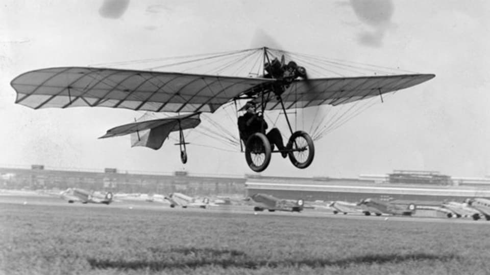 Vom Pioniergeist beflügelt: Flugpionier Hans Grade 1939 auf dem Berliner Zentralflughafen, in einer Maschine mit Baujahr 1909.