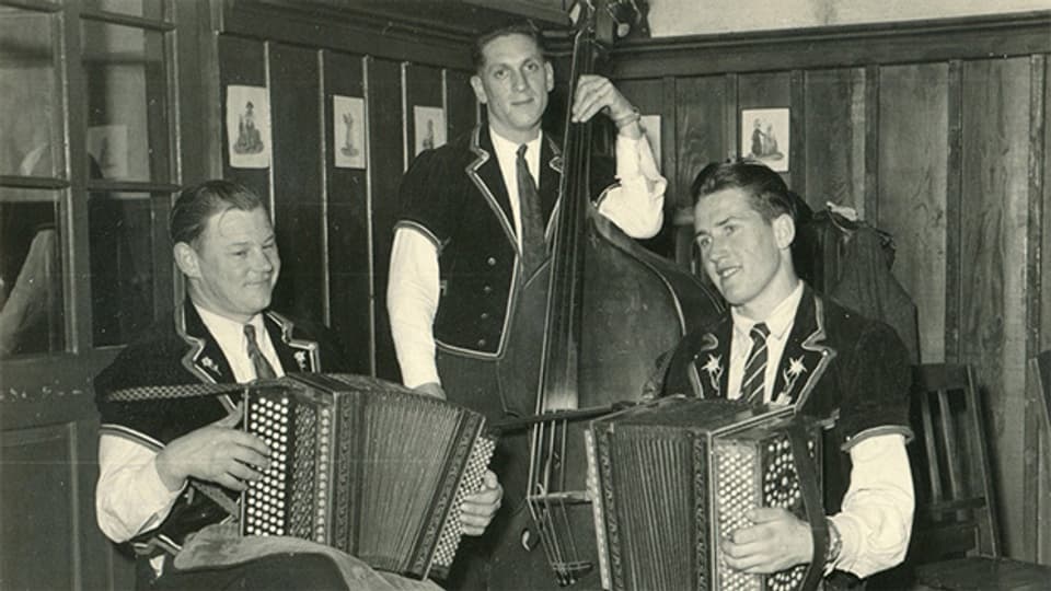Lorenz Giovanelli (1915-1976) beim gemeinsamen Musizieren mit Göpf Marti und Arthur Brügger.