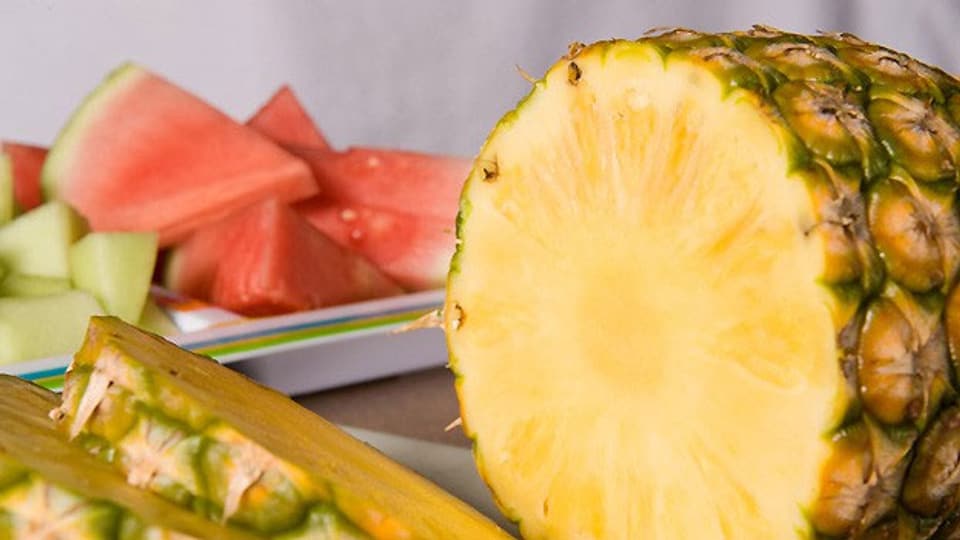 Wassermelone und Ananas: Ausgereift gekauft und frisch auf den Tisch