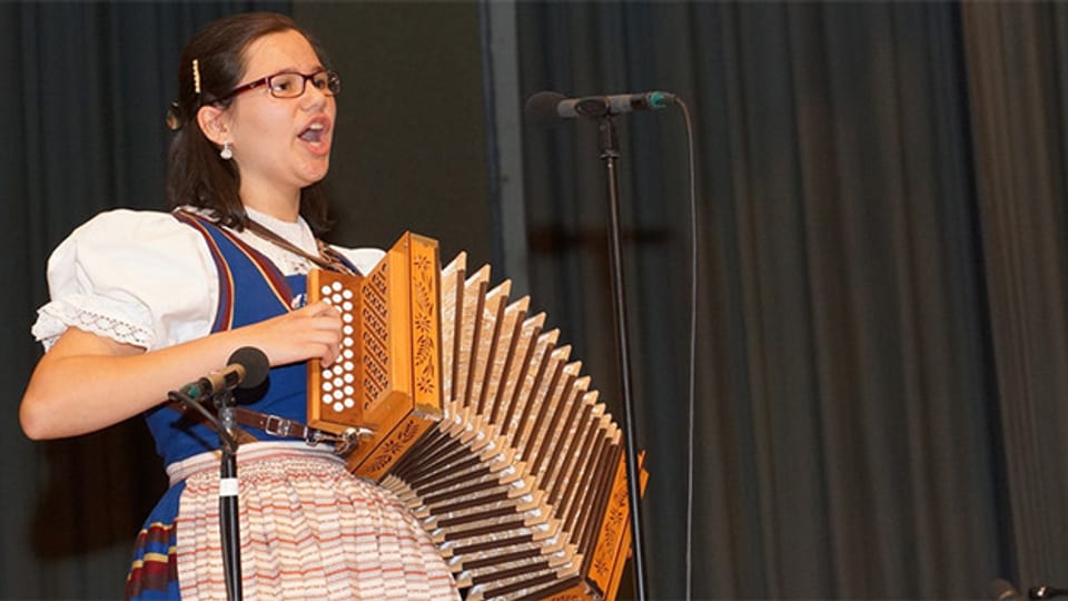 Solojodlerin Madlene Husistein bei ihrem Auftritt am Folklorenachwuchs-Wettbewerb 2014.