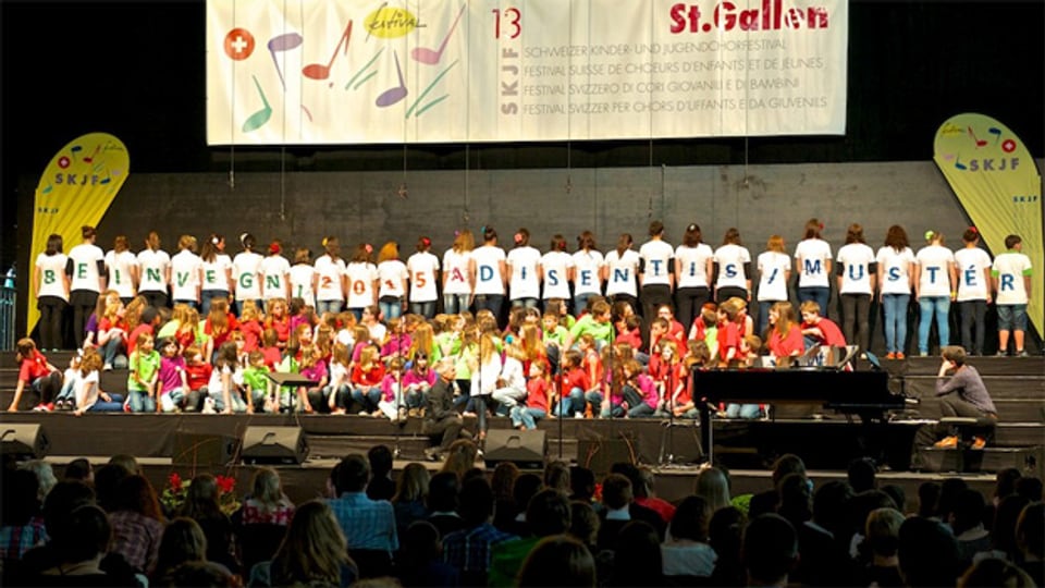 Beim Schweizer Kinder- und Jugendchorfestival 2013 weisen die Teilnehmenden auf Disentis/Mustér als Austragungsort im Jahr 2015 hin.