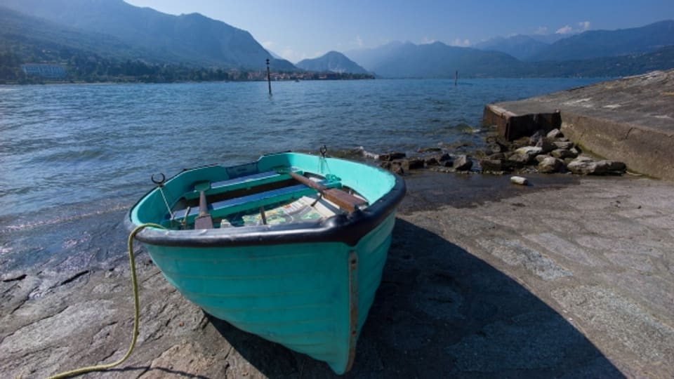 Einsames Boot am Rande des Lago Maggiore.