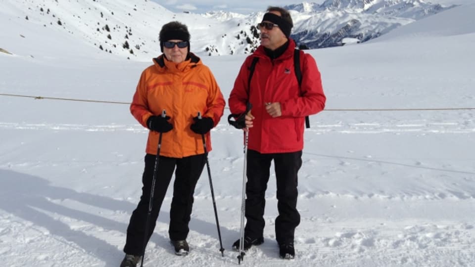 Im Ski-Outfit inmitten der verschneiten Bergwelt.