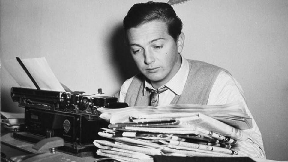 Berge von Zeitungen und eine mechanische Schreibmaschine: Arbeitsalltag für Sportreporter Sepp Renggli 1953 im Radiostudio Zürich.