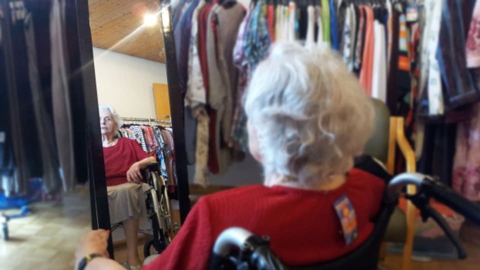 Kleider für Senioren müssen besondere Kriterien erfüllen.
