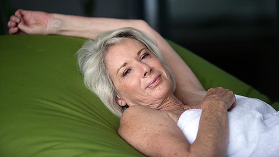 Auch eine ältere alleinstehende Frau kann sich körperlich verwöhnen, bis hin zum Orgasmus.