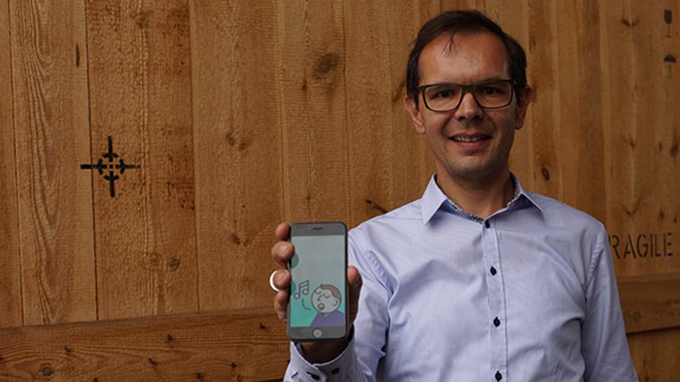 Marco Deplazes zeigt die App «Falleri Fallera» auf seinem Smartphone.
