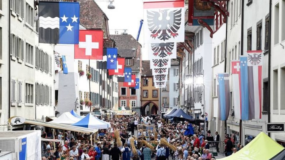 Strassenumzug zum Auftakt des eidgenössischen Ländlermusikfests Aarau.