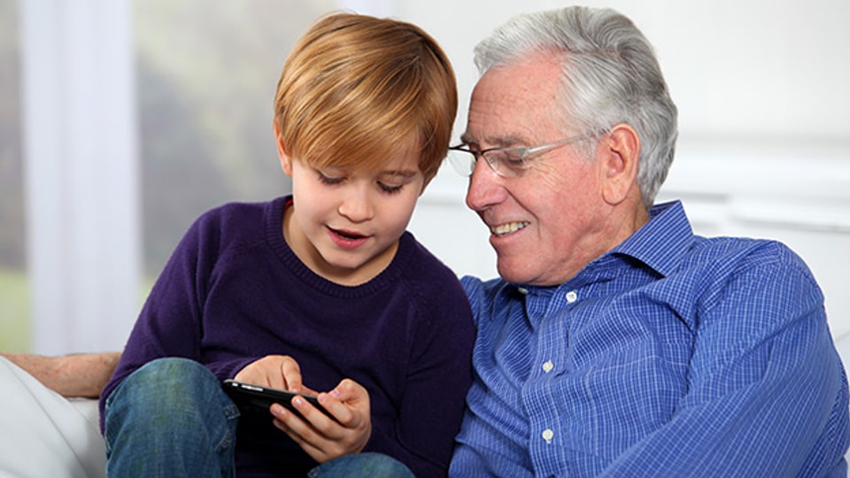 Zwischendurch ein Spiel auf dem Smartphone spielen, kann für Enkelkinder und Grosseltern vergnüglich sein.