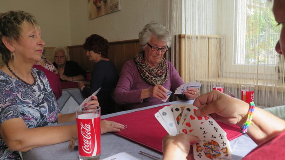 Diese Frauen spielen bei einem Jassturnier mit französischen Karten, obwohl viele aus dem Ostaargau stammen.