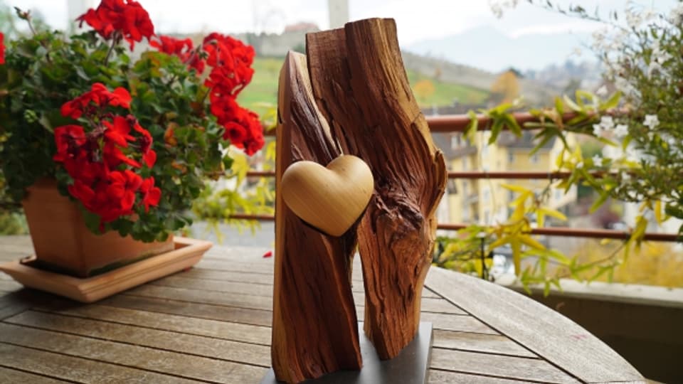 Holzskulptur «Das Herz wird nicht dement».