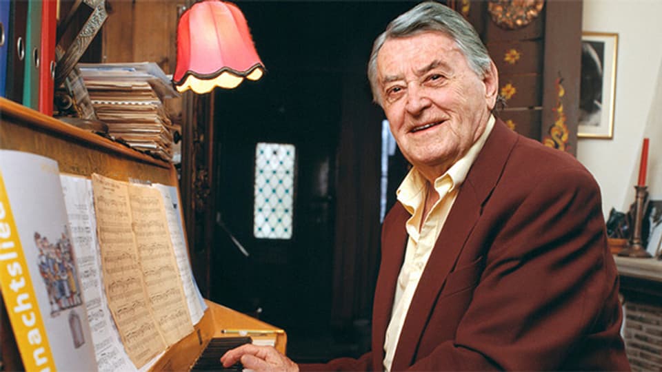 Der Schweizer Schlagerkomponist Artur Beul im Alter von 87 Jahren in seinem Haus in Zollikon, aufgenommen im Januar 2003.