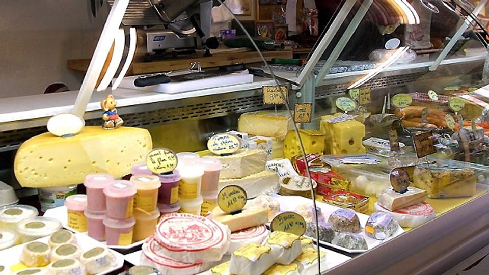 Im Chäslädeli ist der Käse zum Schutz vor Bakterien in Klarsichtfolie verpackt.
