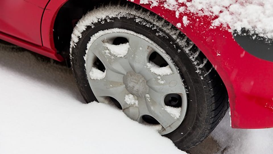 Es gibt verschiedene Tricks, um mit einem im Schnee steckengebliebenen Auto wegzufahren.