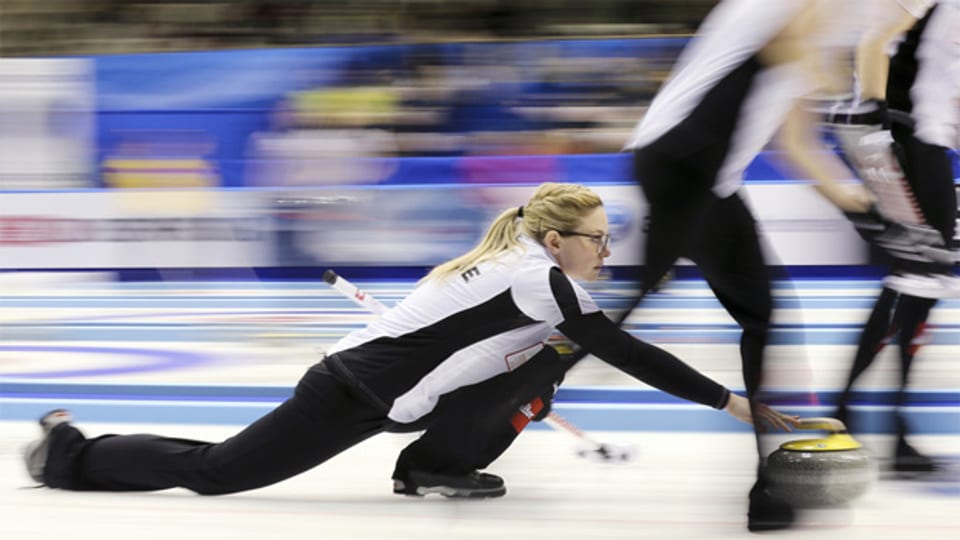 Das Schweizer Frauenteam um Skip Alina Paetz ist an der Curling-Weltmeisterschaft in Sapporo erfolgreich unterwegs und belegt den zweiten Zwischenrang.