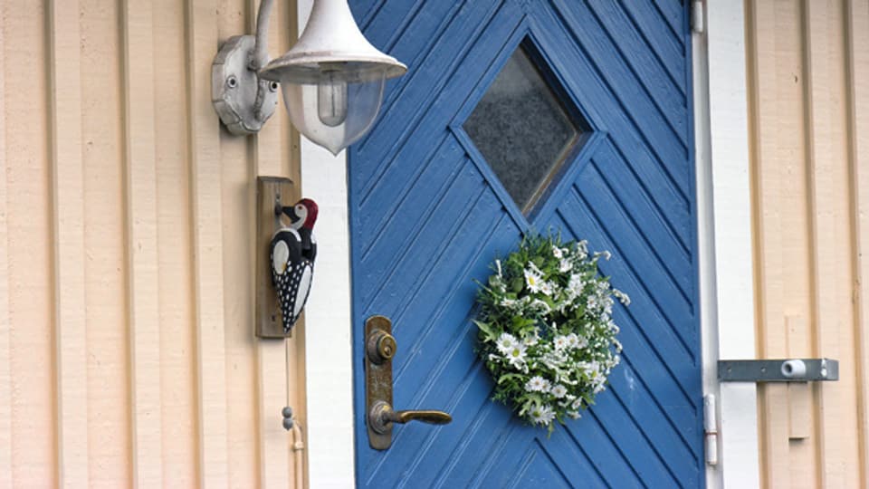 Die Scharniere als Beweis: Die Haustür dieses schwedischen Hauses öffnet sich nach aussen hin.