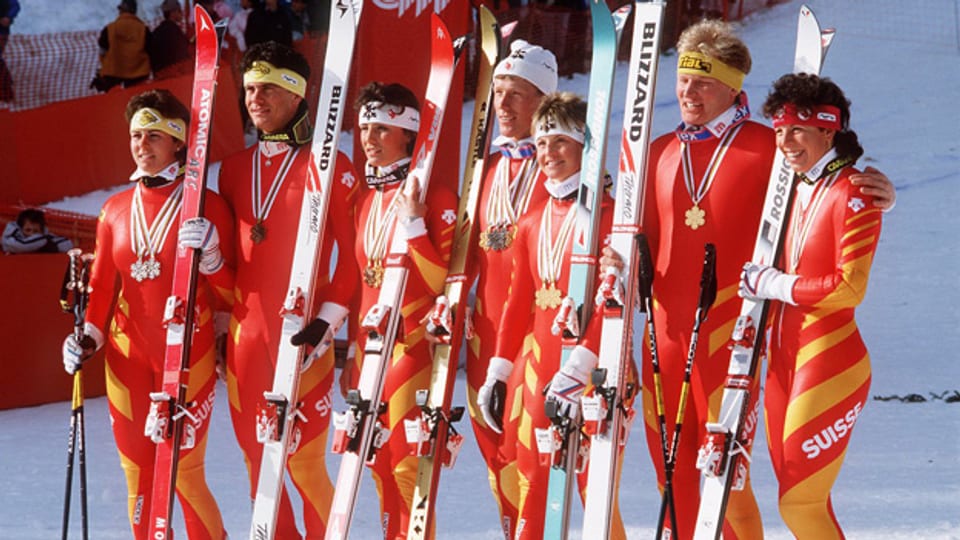 Gruppenaufnahme der erfolgreichen Schweizer Ski Nationalmannschaft an der Weltmeisterschaft 1987 in Crans-Montana: Michela Figini, Karl Alpiger, Maria Walliser, Pirmin Zurbriggen, Erika Hess, Peter Müller und Vreni Schneider.