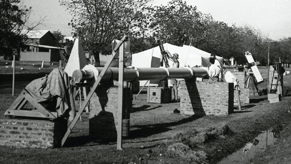 Instrumente im Camp in Karthum: Die Sonnenfinsternis-Expedition nach Karthum dauerte vom 24. Januar bis 1. März 1952.