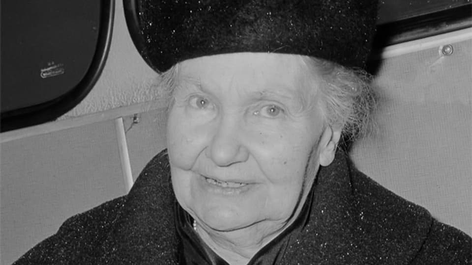 Gertrud Kurz war mit dem Rektor des Progymnasiums Bern verheiratet. In ihrem Heim in Bern empfing sie Flüchtlinge oder erteilte telefonische Auskünfte bei Flüchtlingsfragen.