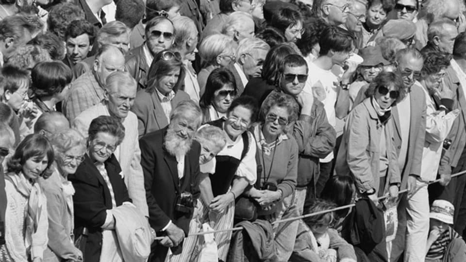 Die stimmberechtigten Bürger lehnen am 29. April 1990 an der Landsgemeinde von Appenzell Innerrhoden die Einführung des Frauenstimmrechts ab. Frauen und Besucher verfolgen von ausserhalb das Geschehen im Ring.