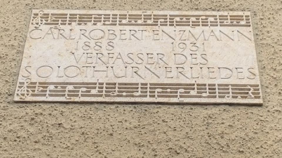 Eine Tafel, die am ehemaligen Pfarrhaus angebracht ist, erinnert an den Erschaffer des Solothurnerlieds. Neun Jahre wirkte der Luzerner Carl Robert Enzmann als Kaplan in Solothurn.