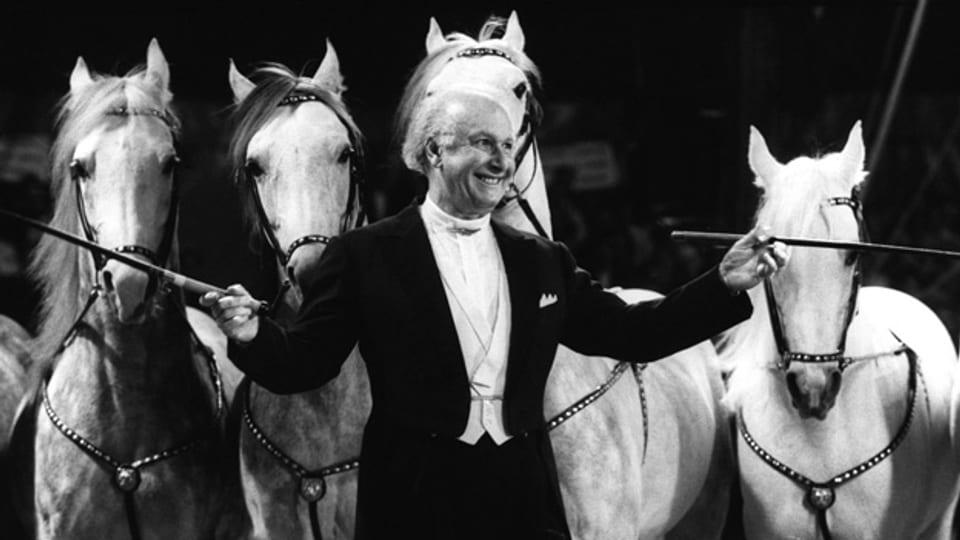 Fredy Knie senior zeigt seine berühmte Pferdedressurnummer an der Galavorstellung zu Ehren seines 70. Geburtstages im Mai 1990.