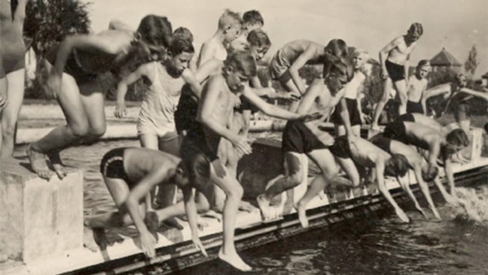 Als Klasse das Wasser geniessen und schwimmen lernen (Bild aus einer alten Schulchronik).
