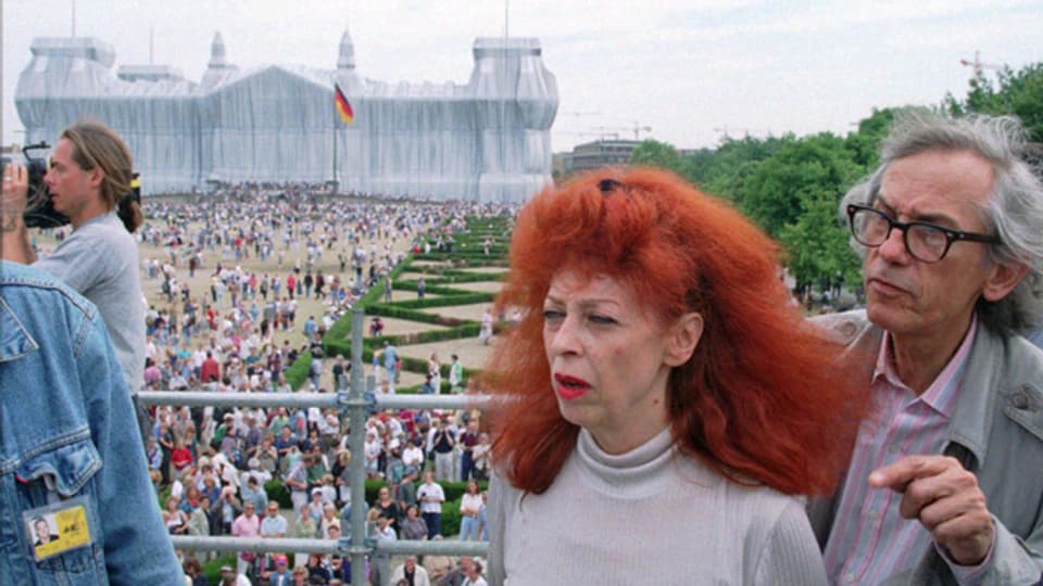Das Künstlerehepaar Jeanne-Claude und Christo werden im Juli 1995 Zeuge vom grossen Interesse am verhüllten Berliner Reichstag.