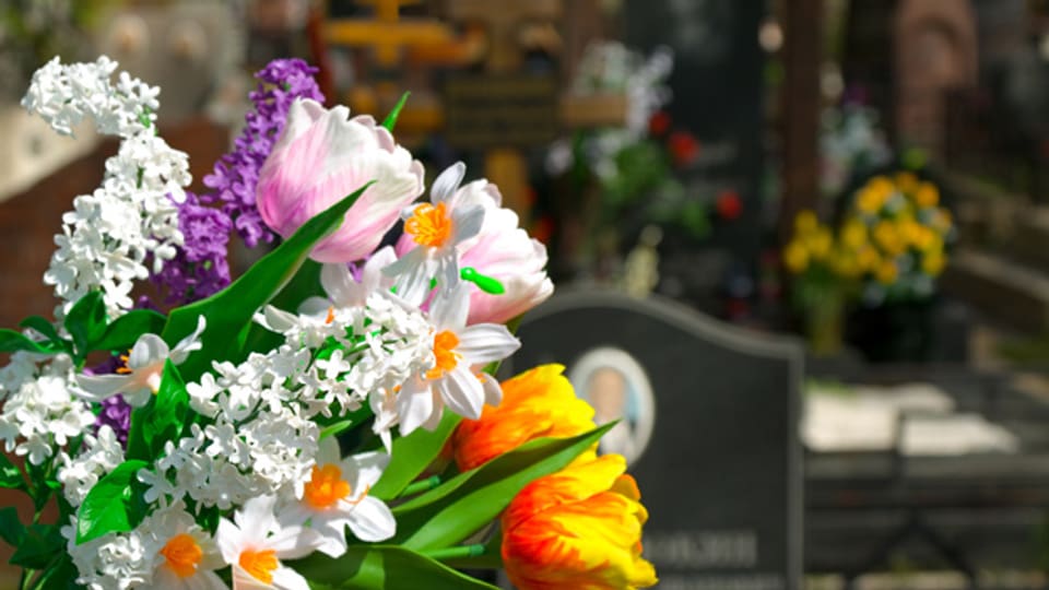 Blumen als Zeichen, dass man an den Verstorbenen denkt.