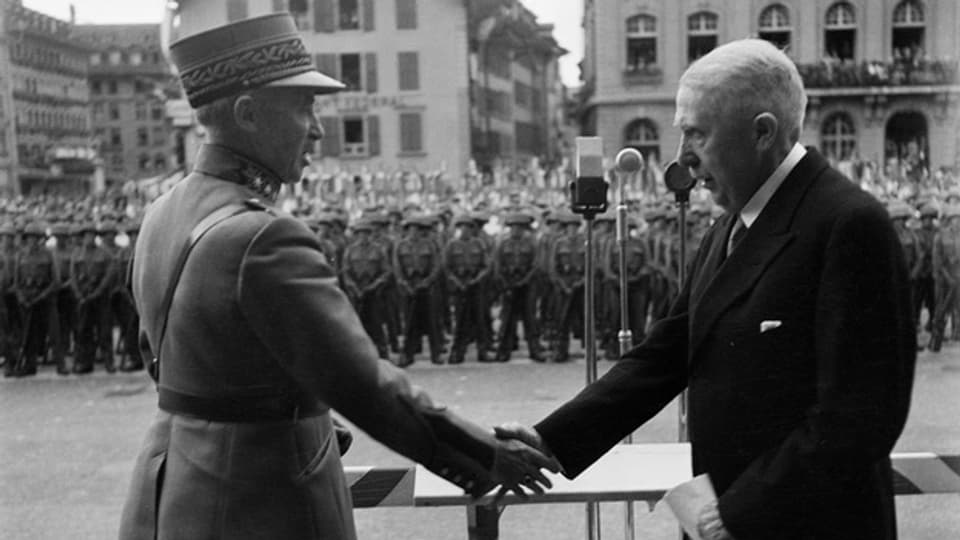 General Henri Guisan und Bundespräsident Eduard von Steiger verabschieden am 19. August 1945 die Truppen mit feierlichen Reden.