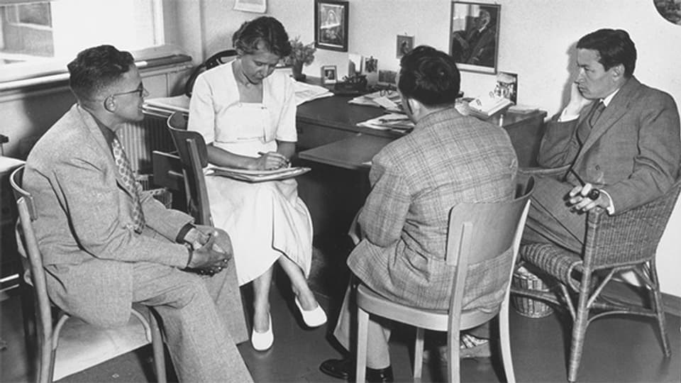 Redaktionssitzung 1960: Sitzung der Abteilung Information mit Hans Lang (Chef Nachrichten und «Echo der Zeit»), Eva Merz (Dienstchefin Wort), Fredy Weber (Redaktor Information) und Erich Lüscher (Programmgestalter).