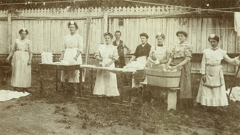 Hausangestellte eines herrschaftlichen Hauses an einem Waschtag gegen Ende des 19. Jahrhunderts.
