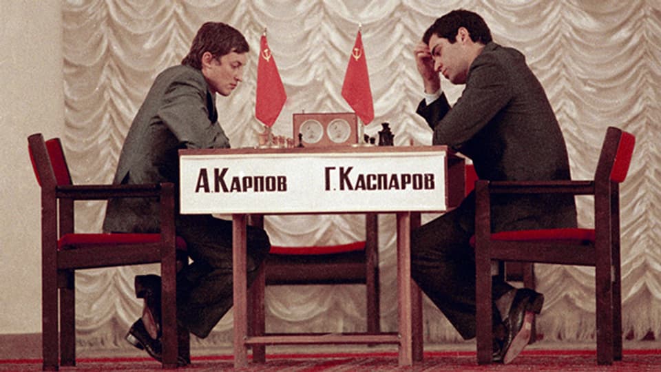 Garri Kasparov forderte Anatoly Karpov bereits an der Schach-Weltmeisterschaft 1984 heraus. Erst ein Jahr später konnte er den amtierenden Weltmeister besiegen.