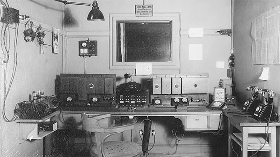 Das Radiostudio in Bern im Kursaal Schänzli wurde am 18. November 1925 offiziell eröffnet.