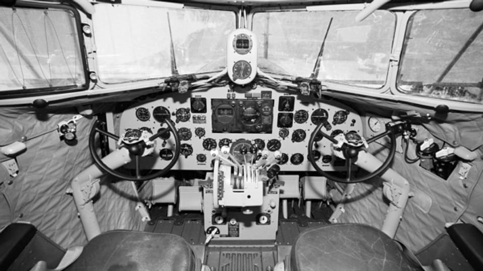 Das Cockpit einer Douglas DC-3 der Swissair.