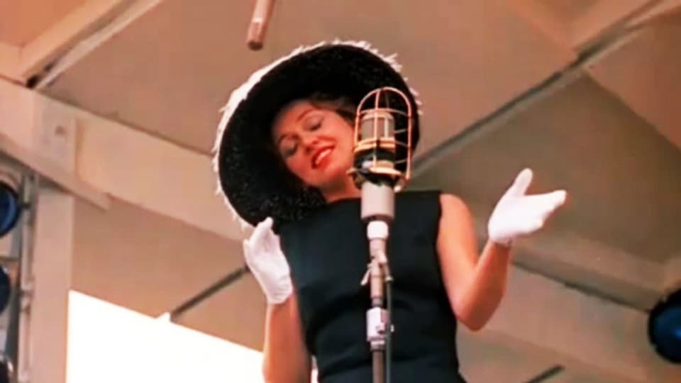 1958 tritt Anita O'Day beim Newport Jazz-Festival auf.