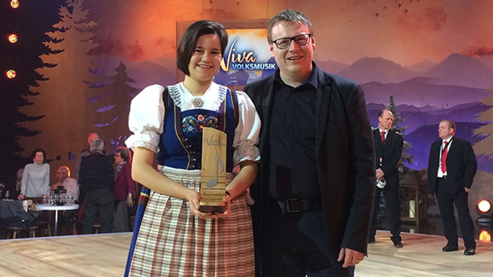 Madlene Husistein und Sämi Studer. Die Solojodlerin wurde in der TV-Show «Viva Volksmusik» mit dem «Viva Nachwuchspreis» ausgezeichnet.