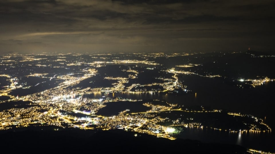 Hell erleuchtet die Stadt Luzern bei Nacht.