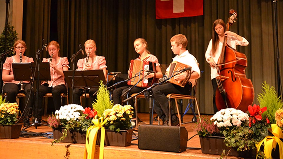 Die junge Formation Äntlibuecher Bergklänge holte sich im November 2015 den Sieg beim «Folklorenachwuchs» und kämpft nun in der Sendung «Viva Volksmusik» um den Viva-Nachwuchspreis.