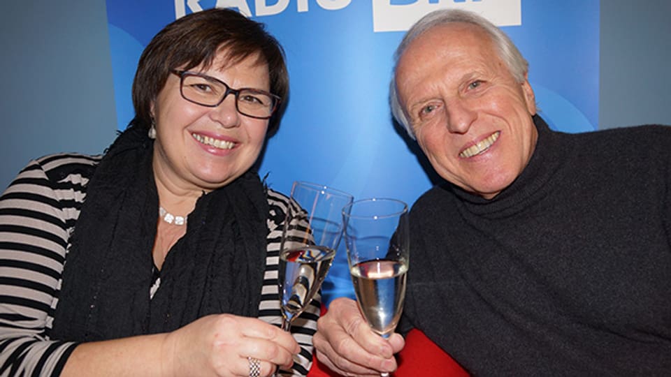 Christine Gertschen und Walter Andreas Müller stossen an auf 70 Jahre Wunschkonzert.