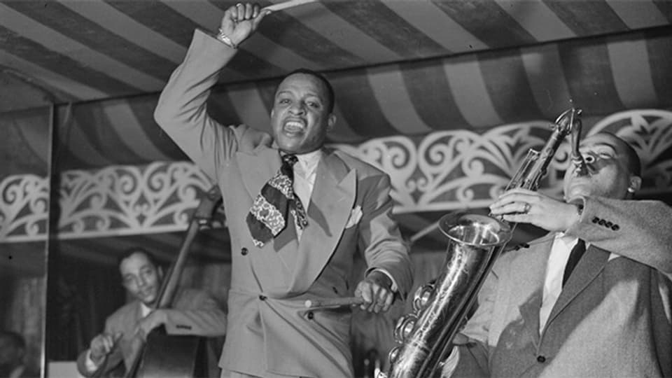 Lionel Hampton zusammen mit Arnett Cobb im Juni 1946 bei einem Auftritt in New York.