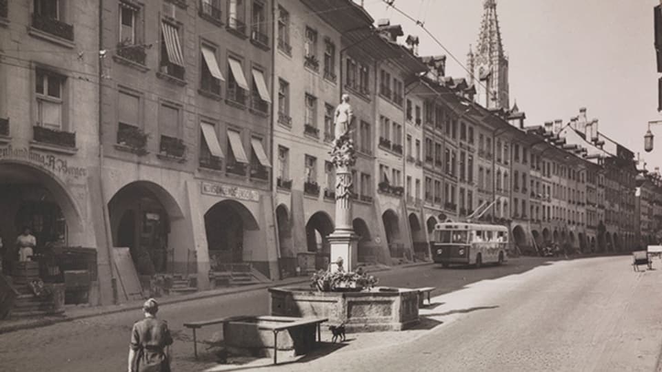 Die Gerechtigkeitsgasse in der Berner Altstadt, datiert 1930-1940.