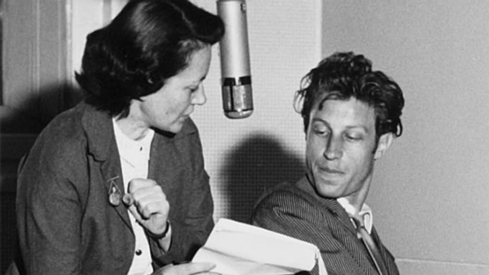 Margrit Rainer und César Keiser in den 1950er-Jahren während Aufnahmen im Radiostudio.