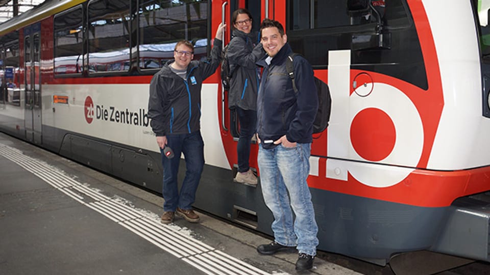 Sämi Studer, Fränzi Haller und Lokomotivführer Martin Walker steigen in Luzern in die Brünigbahn.