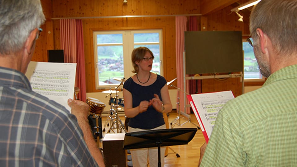 Der Kirchenchor von Lungern bei der wöchentlichen Probe. Dirigentin Franziska Landolt gibt den Takt vor.