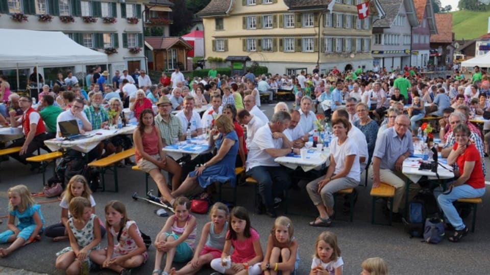 Schnappschuss des grossen Abschlussfests beim «Dorfplatz» in Mosnang 2015.