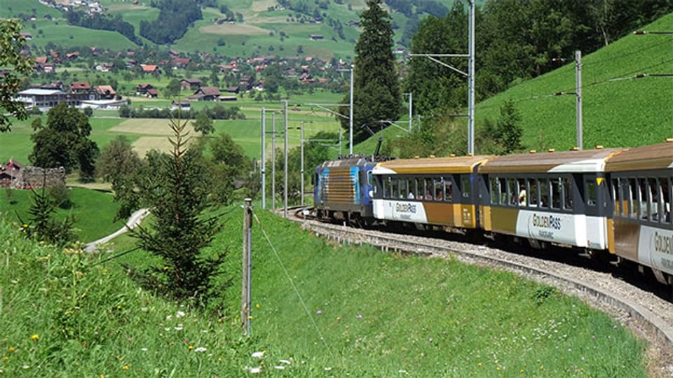 Der Golden Pass der Brünigbahn auf dem Weg vom Brünigpass Richtung Luzern.