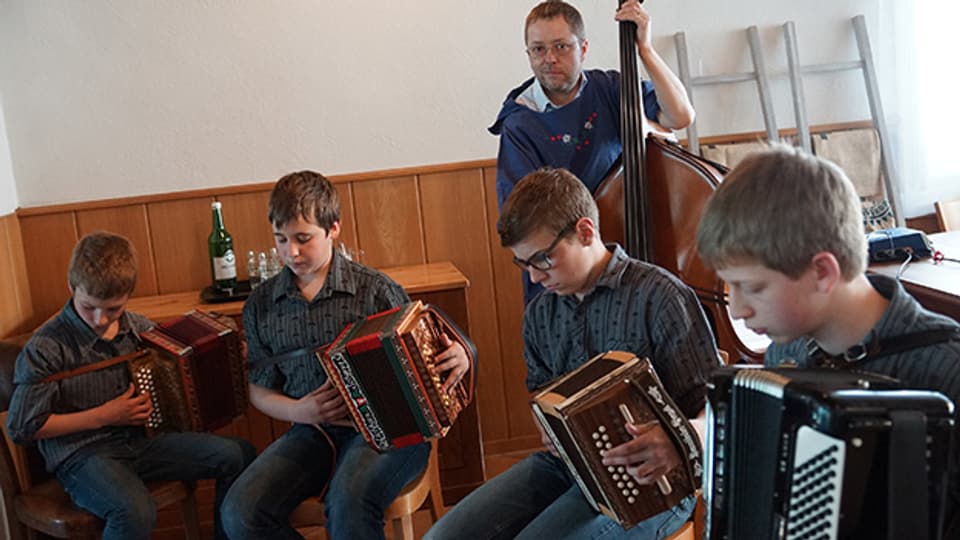 Das «Echo umä Lungerersee» spielt in der «Fiirabigmusig» live aus Lungern.